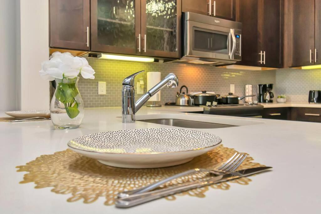Penthouse Cool-Oasis-In-Houston-Rental Car Available-View-Great-Sleep Eksteriør billede