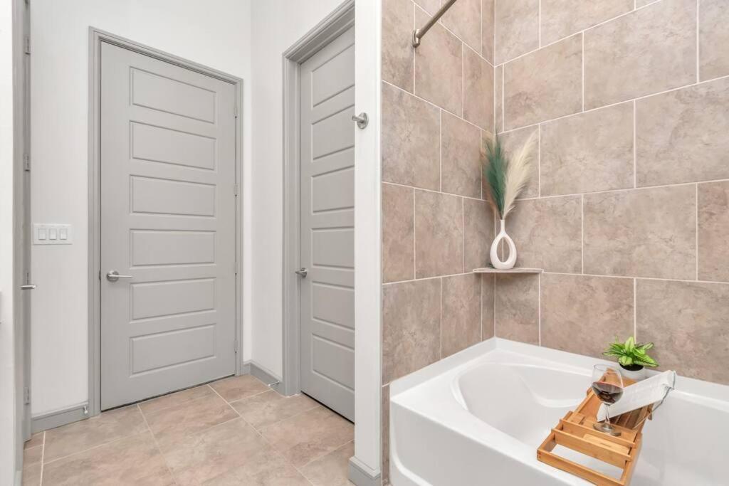 Penthouse Cool-Oasis-In-Houston-Rental Car Available-View-Great-Sleep Eksteriør billede