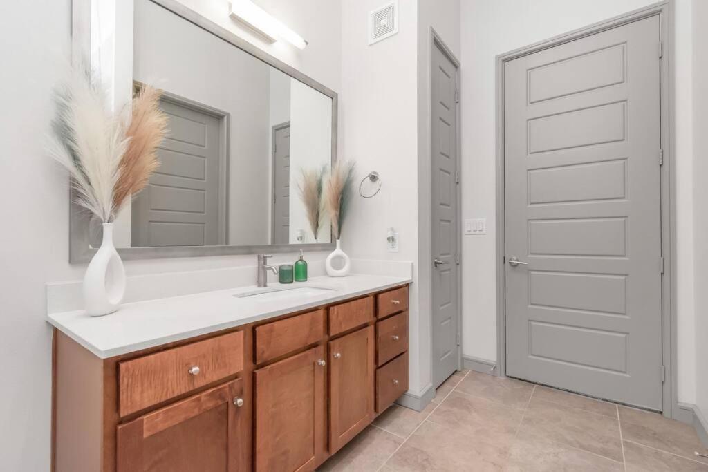 Penthouse Cool-Oasis-In-Houston-Rental Car Available-View-Great-Sleep Eksteriør billede
